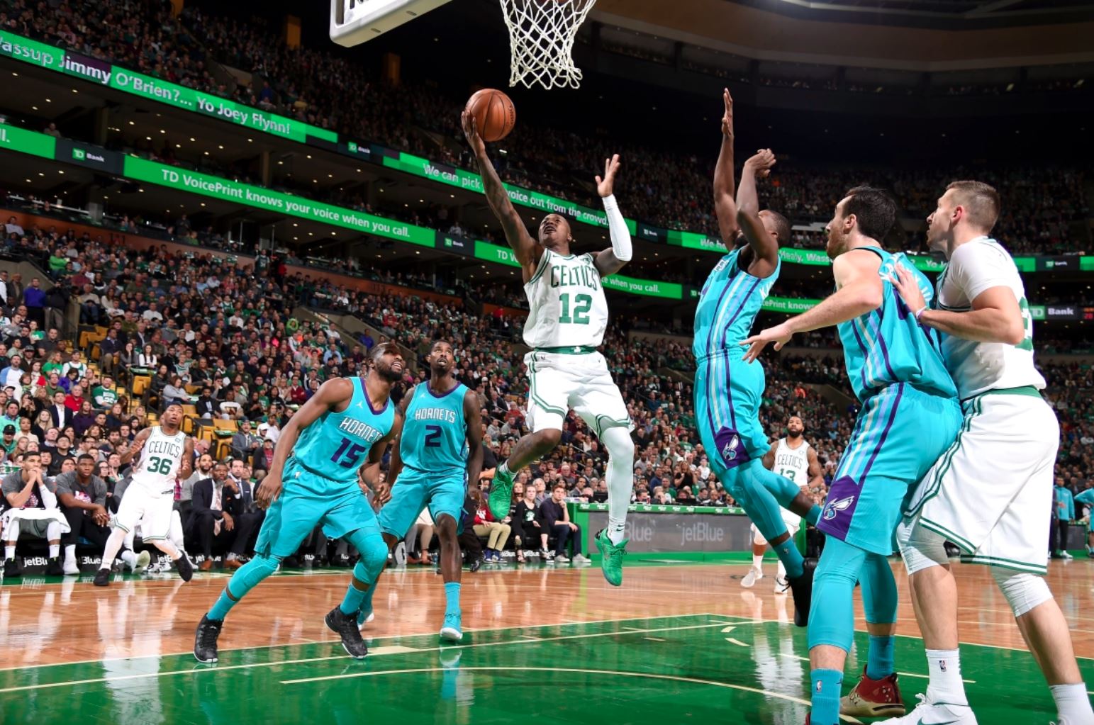 Убедливи победи на водечките екипи по конференции