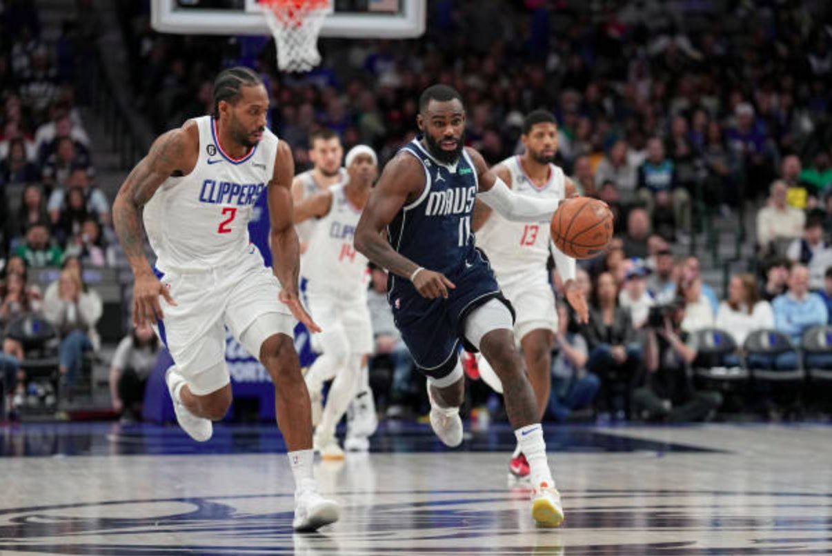 Дончиќ бадијала со дабл-дабл, кога Далас загуби од „Клиперси’’