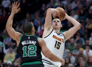 Јокиќ го предводеше Денвер до победа во дербито против Бостон