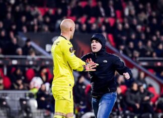 (ВИДЕО) Навивач на ПСВ го нападна Дмитровиќ, па спасуваше жива глава