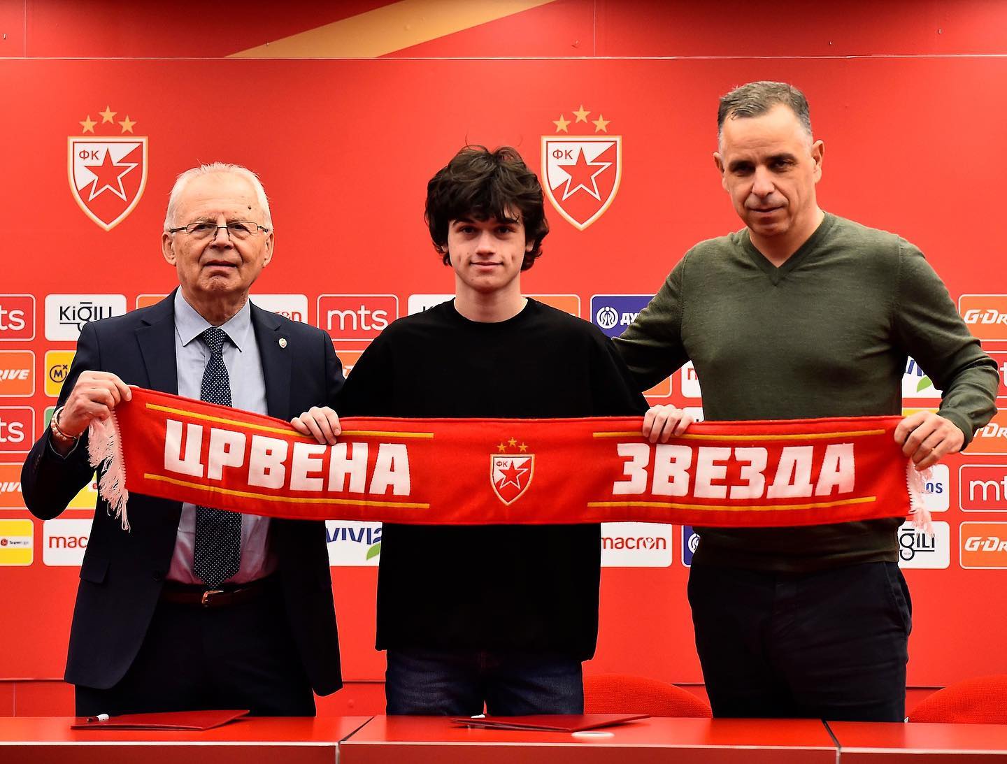 Вардаровото дете, Стефан Младеновски потпиша професионален договор со Црвена Звезда