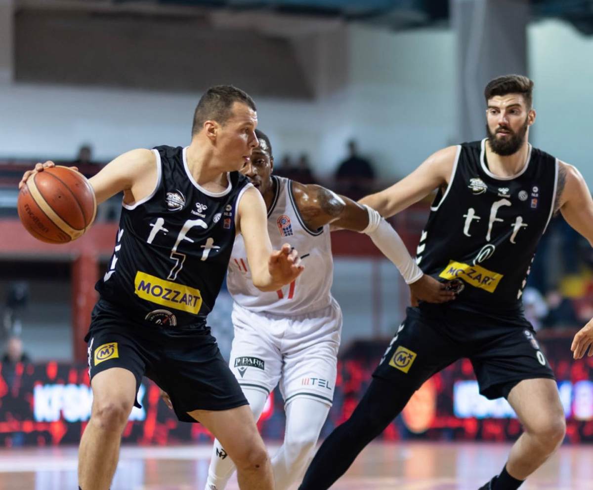 Три од три за домаќините