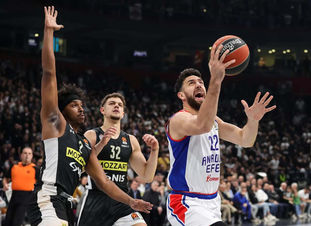 Анадолу Ефес и Партизан во дуел за плејофот во Евролигата