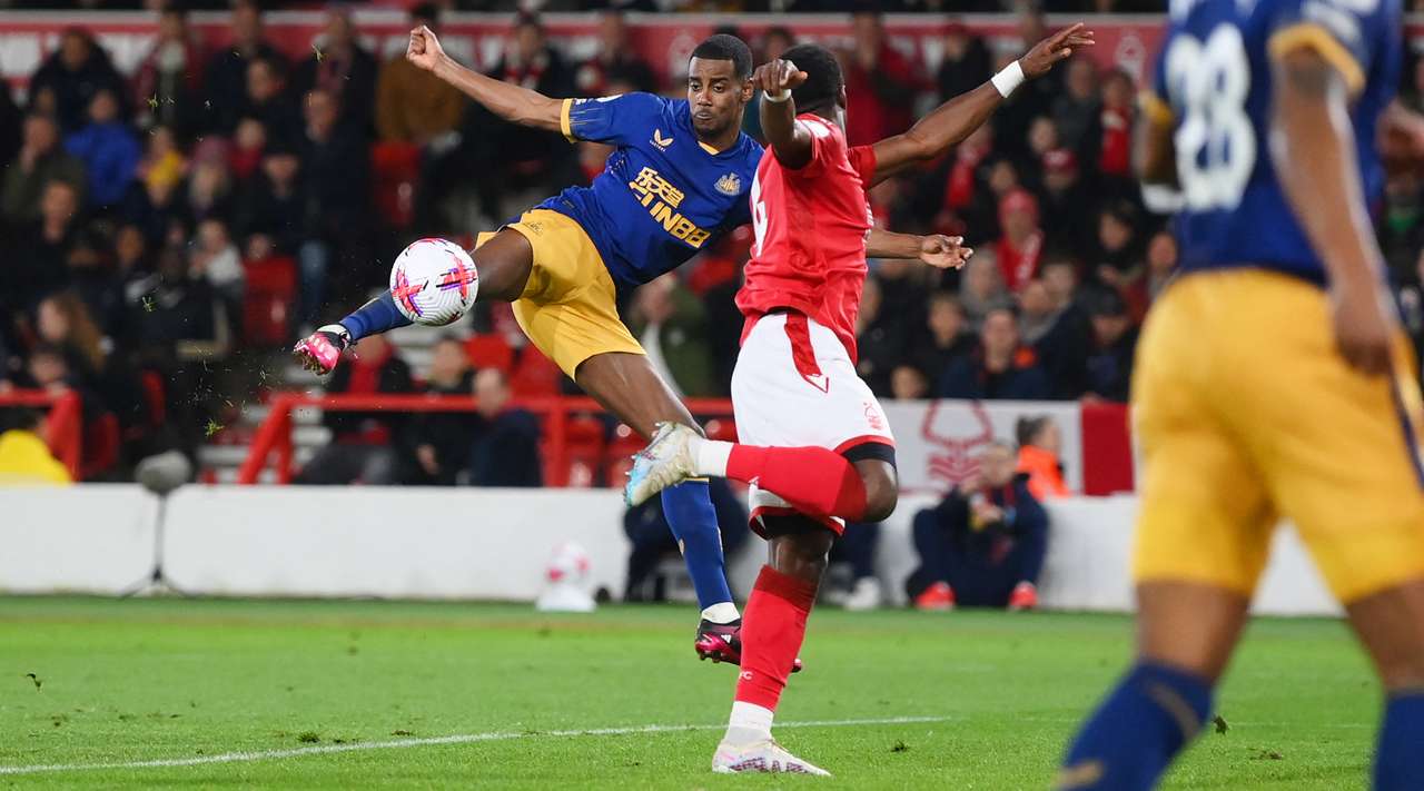 Њукасл со гол од пенал во судиското надополнување го скрши отпорот на Нотингем Форест