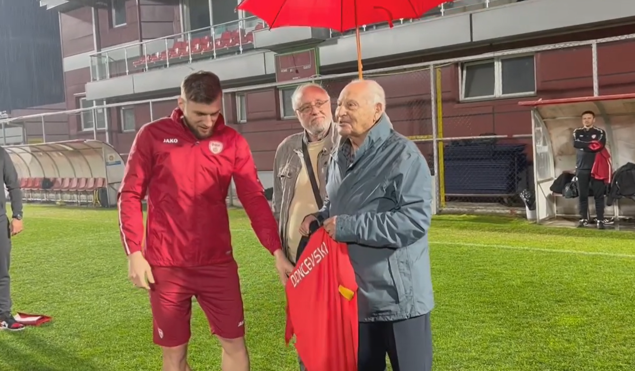 (ВИДЕО) Андон Дончевски ги посети фудбалерите и им посака успех во квалификациите