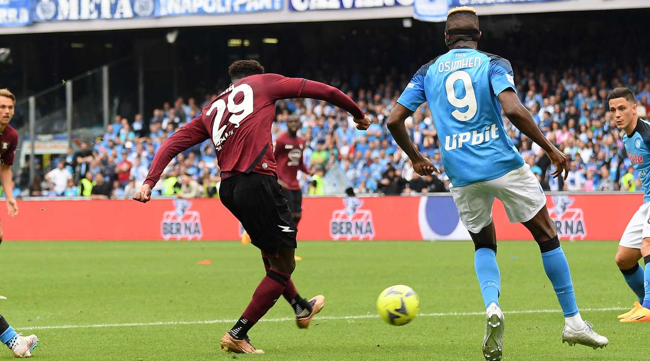 (ВИДЕО) Салернитана го расипа ,,спектаклот” во Неапол, Елмас ќе почека за титула