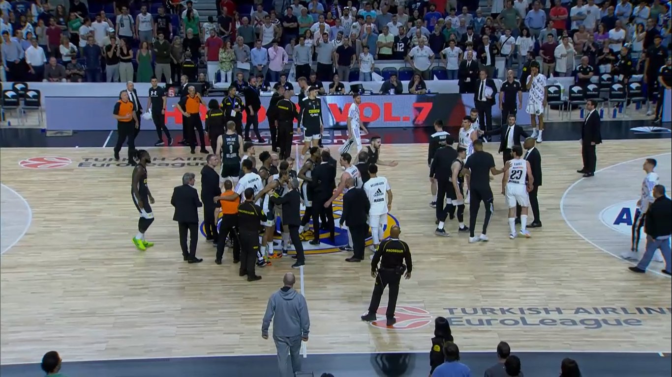 (ВИДЕО) Масовна тепачка на дуелот Реал – Партизан, ПРЕКИНАТ НАТПРЕВАРОТ!