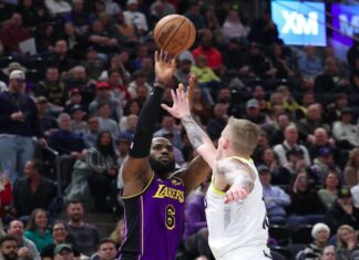 Леброн ги предводеше Лејкерси до победа над Јута по продолжение, Чикако во плеј-ин благодарение на победата на Кливленд