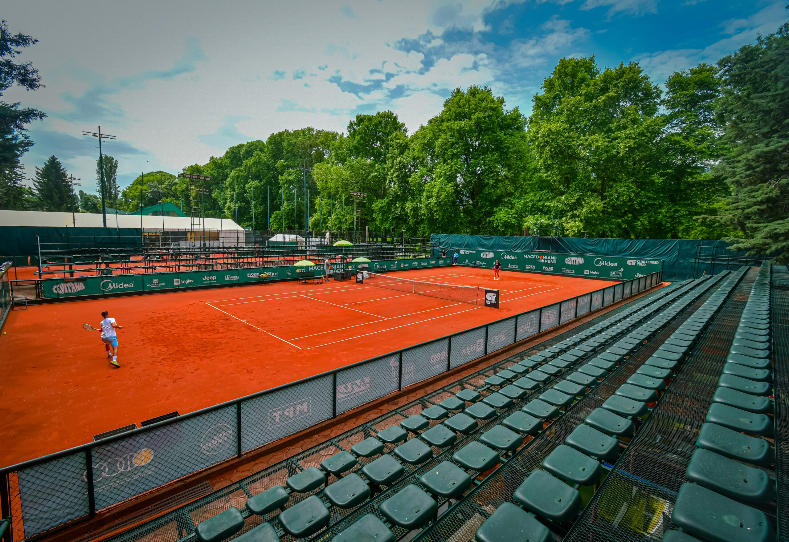 Тројца македонски тенисери се дел од второто квалификациско коло на фјучрсот во Скопје