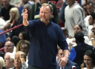 Милвоки Бакс го отпушти тренерот Мајк Буденхолцер