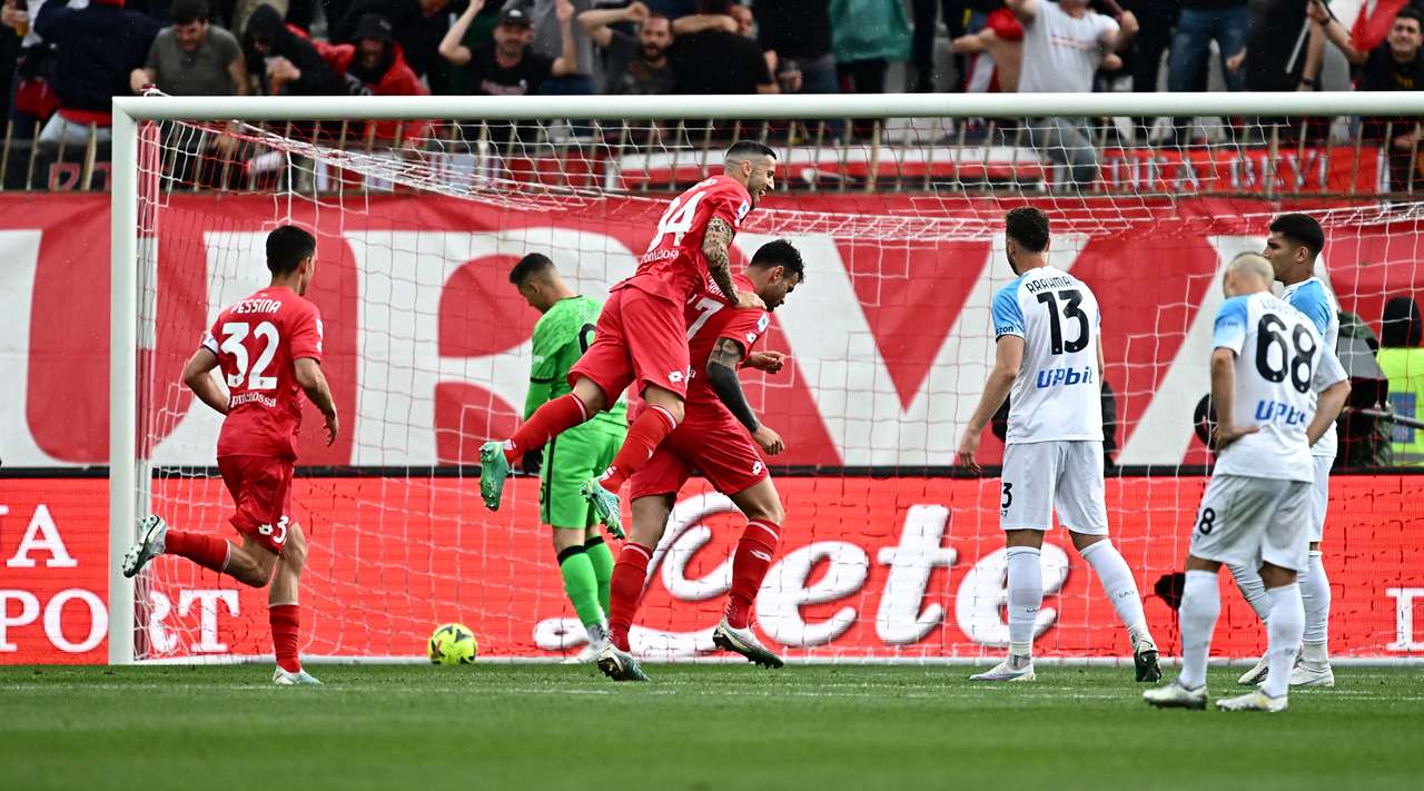 (ВИДЕО) Елмас и Наполи уште слават и загубија кај Монца