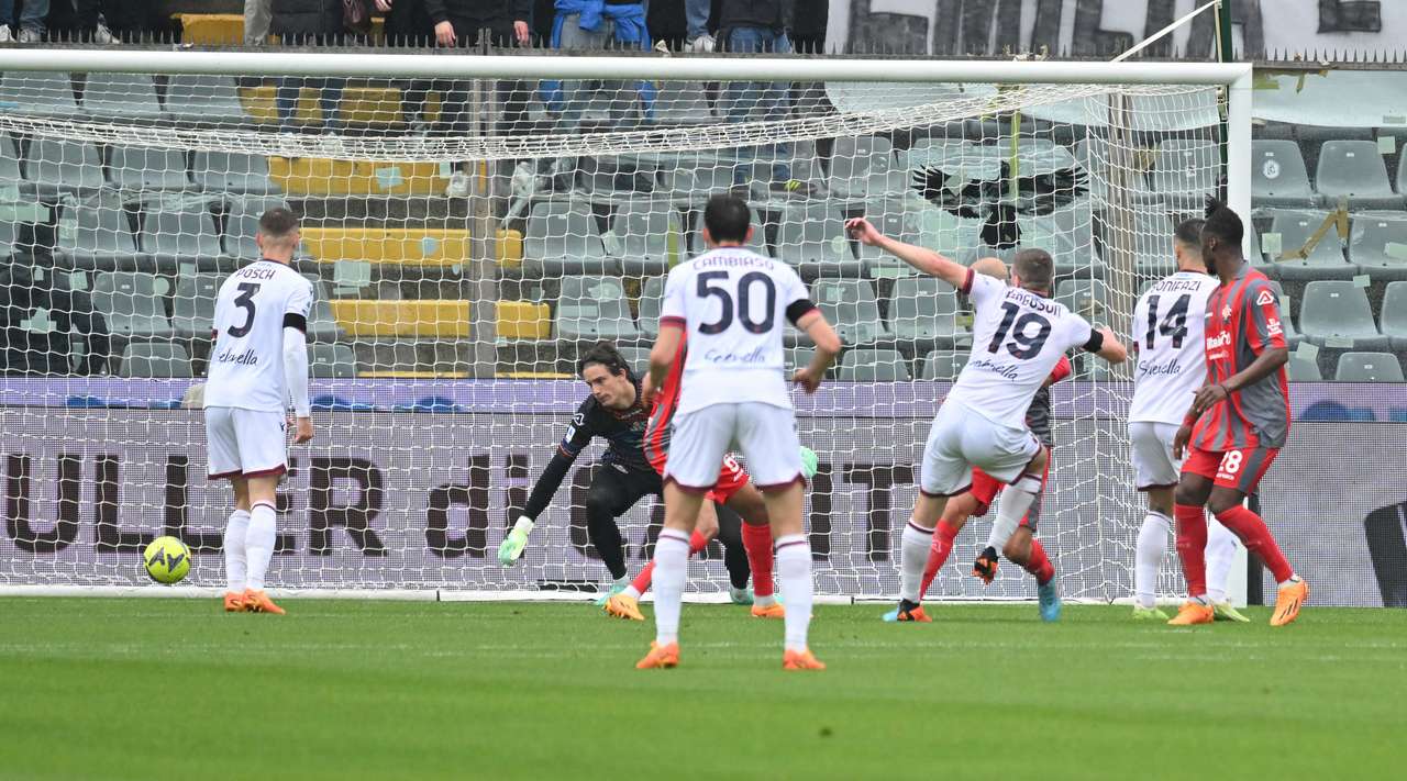 (ВИДЕО) Болоња го наполни голот на Кремонезе и ги испрати во Серија Б