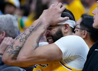 (ВИДЕО) Дејвис заврши во инвалидска количка поради шут на Луни: Баркли и Шек го исмеваа центарот на Лејкерс