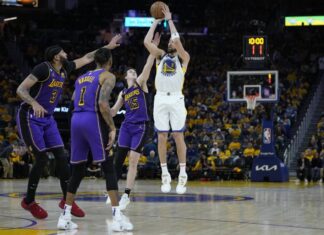 (ВИДЕО) Томсон со 8 и Кари со 5 тројки го водеа Голден Стејт до победа „Лејкерси“