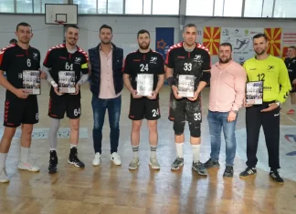 На последниот натпревар Бутел им заблагодари на тренерот и петмина ракометари