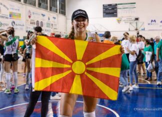 (ФОТО) Одбојкарката Пандева гордо го развеа македонското земаме во Италија