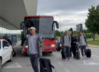 (ВИДЕО+ФОТО) Македонските фудбалери отпатуваа за Манчестер