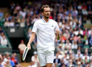 Медведев лесно до втората рунда