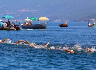 Охридскиот пливачки маратон прекинат поради невреме