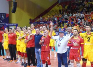 Одбојкарите и цела публика во еден глас „Денес над Македонија се раѓа“…