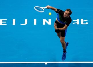 Медведев преку Зверев до финале во Пекинг