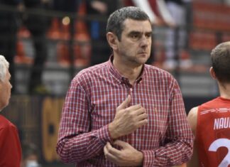 Тони Симиќ седнува на клупата на Шкупи