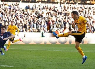 Волвс со два гола во финишот славеше над Тотенхем