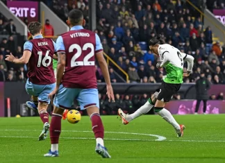 (ВИДЕО) Ливерпул по две кола победи и изби на првото место