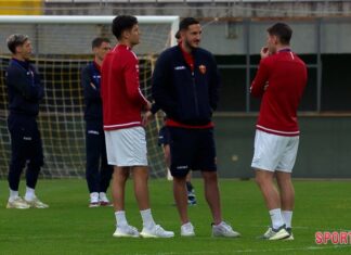 Македонските и црногорските фудбалери во пријателски разговор пред натпреварот (ГАЛЕРИЈА)