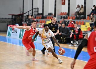 Работнички со две „лица“, но до победа над Феникс