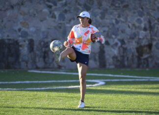 Најдобрата светска тенисерка Швјонтек ги покажа фудбалските способности