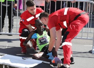 Победникот на Белградскиот маратон колабира и беше однесен на носилка (ВИДЕО)