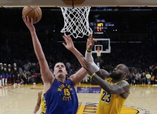 Денвер на една победа од полуфинале