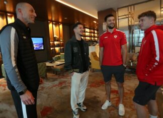 Милевски ги пречека фудбалерите во „базата“ во Скопје (ФОТО+ВИДЕО) Blagoja Milevski, Enis Bardi, Vislar Musliu, Ezdzn Alioski,