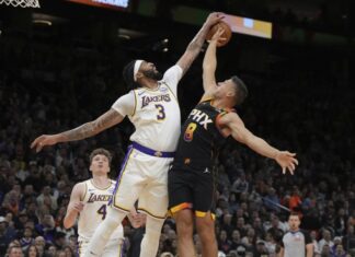 Феникс убедливо го надигра ЛА Лејкерс во единствениот триумф на домаќините (ВИДЕО)