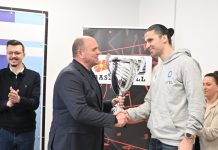 Дамјан Стојановски го презема трофејот во трајна сопственост од Купот на Македонија